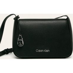 Calvin Klein - Torebka. Czarne listonoszki damskie Calvin Klein, w paski, ze skóry ekologicznej, na ramię, bez dodatków. W wyprzedaży za 319,90 zł.