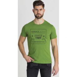 T-SHIRT VERSACE JEANS. Zielone t-shirty męskie m, z nadrukiem, z bawełny, z okrągłym kołnierzem. Za 145,00 zł.