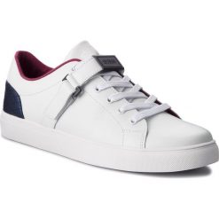 Sneakersy GUESS - FMLUB4 LEA12 WHIDE. Białe sneakersy męskie Guess, na co dzień, z aplikacjami, ze skóry ekologicznej, eleganckie, bez zapięcia. W wyprzedaży za 279,00 zł.
