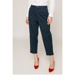 Tommy Jeans - Spodnie. Niebieskie chinosy damskie marki Tommy Jeans, z bawełny. W wyprzedaży za 239,90 zł.