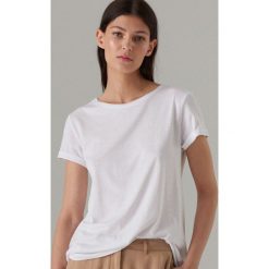 Koszulka basic z modalem - Biały. Białe koszulki damskie Mohito, xl, bez wzorów, bez kołnierzyka, bez rękawów. Za 29,99 zł.