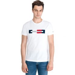 Tommy Hilfiger Koszulka Biały. Białe podkoszulki męskie TOMMY HILFIGER, m, z nadrukiem, z bawełny, bez kołnierzyka, z krótkim rękawem, krótkie. Za 219,95 zł.