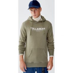 Bluza basic z kapturem i kieszenią kangurką. Zielone bluzy męskie rozpinane Pull&Bear, m, z kapturem. Za 89,90 zł.