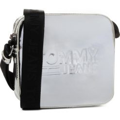 Torebka TOMMY JEANS - Tjw Texture Metallic Crossover AW0AW08139 0IM. Szare listonoszki damskie Tommy Jeans, bez wzorów, z jeansu, bez dodatków. Za 399,00 zł.