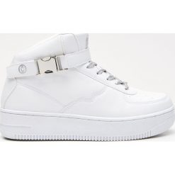 Sportowe buty z zapięciem na kostce - Biały. Białe buty sportowe męskie marki Cropp. W wyprzedaży za 39,99 zł.