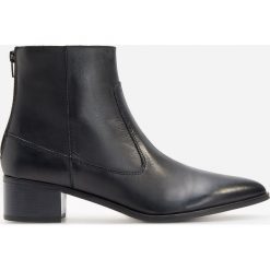 Skórzane botki - Czarny. Czarne botki damskie Reserved, bez obcasa, bez zapięcia. Za 249,99 zł.