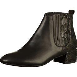 Skórzane sztyblety w kolorze czarnym. Czarne botki damskie Think!, bez obcasa, na obcasie, bez zapięcia. W wyprzedaży za 369,95 zł.