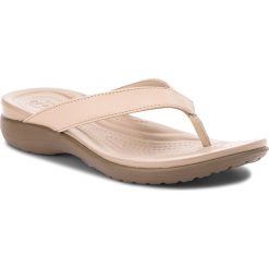 Japonki CROCS - Capri V Flip W 202502 Chai/Walnut. Brązowe klapki damskie Crocs, bez wzorów, ze skóry, bez obcasa. W wyprzedaży za 149,00 zł.