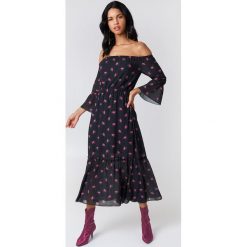NA-KD Boho Sukienka z odkrytymi ramionami - Black. Czarne sukienki damskie NA-KD Boho, z nadrukiem, z poliesteru, boho, z falbankami, z krótkim rękawem, krótkie, midi, z odkrytymi ramionami. W wyprzedaży za 113,58 zł.