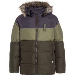LEGO Wear NINJAGO JAZZ 631 Kurtka zimowa dark khaki. Zielone kurtki męskie marki LEGO Wear, na zimę, z nylonu. W wyprzedaży za 341,10 zł.