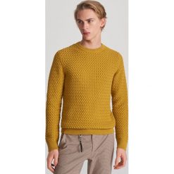 Sweter ze strukturalnym splotem - Żółty. Żółte swetry męskie Reserved, s, bez wzorów, ze splotem, bez kołnierzyka, bez kaptura. Za 139,99 zł.