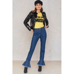 NA-KD Jeansy z falbanką - Blue. Niebieskie proste jeansy damskie marki NA-KD, z jeansu, z podwyższonym stanem. W wyprzedaży za 40,18 zł.
