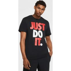 Nike Sportswear JDI Koszulka Czarny. Czarne podkoszulki męskie Nike, s, z nadrukiem, z bawełny, z krótkim rękawem. Za 111,95 zł.