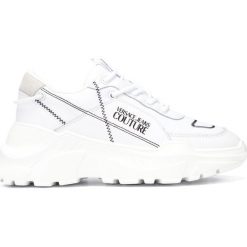 Versace Jeans Couture Tenisówki Biały. Białe trampki i tenisówki damskie Versace Jeans Couture, bez wzorów, z jeansu, bez zapięcia. Za 817,95 zł.