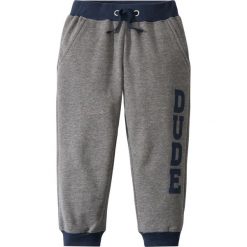 Spodnie dresowe bonprix szary melanż - ciemnoniebieski. Szare spodnie chłopięce marki bonprix, melanż, z dresówki. Za 34,99 zł.