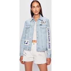 Calvin Klein Jeans - Kurtka jeansowa. Niebieskie kurtki damskie Calvin Klein Jeans, s, bez wzorów, z bawełny, krótkie. W wyprzedaży za 639,90 zł.