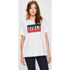 Levi's - Top. Białe bluzki damskie Levi's®, s, z nadrukiem, z bawełny, casualowe, z okrągłym kołnierzem, z krótkim rękawem. W wyprzedaży za 49,90 zł.