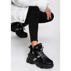 Czarne Traperki Smokey. Czarne buty sportowe damskie Renee, z napisami, z zamszu, klasyczne. Za 159,99 zł.