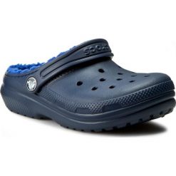 Kapcie CROCS - Classic Lined Clog K 203506 Navy/Cerulean Blue. Niebieskie sandały chłopięce marki Crocs, z tworzywa sztucznego, bez zapięcia. W wyprzedaży za 129,00 zł.