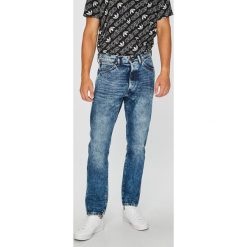 Wrangler - Jeansy Slider Bang On. Niebieskie jeansy męskie Wrangler, bez wzorów, z podwyższonym stanem. W wyprzedaży za 179,90 zł.