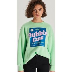 Bluza z napisem - Zielony. Zielone bluzy damskie Cropp, s, z napisami, bez rękawów, bez kaptura. Za 69,99 zł.