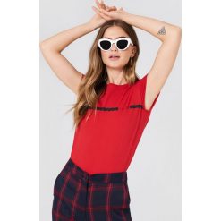 NA-KD T-shirt J'adore - Red. Czerwone t-shirty damskie marki NA-KD, z nadrukiem, z bawełny, bez kołnierzyka. W wyprzedaży za 29,18 zł.