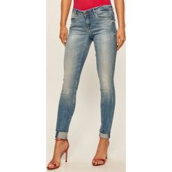 Guess Jeans - Jeansy Jegging. Niebieskie jeansy damskie Guess Jeans, z obniżonym stanem. W wyprzedaży za 239,90 zł.