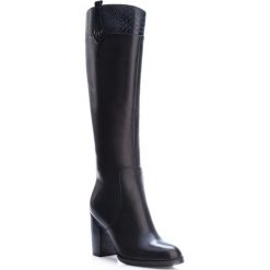 Buty damskie. Czarne kozaki damskie Wittchen, na co dzień, ze skóry, bez obcasa, bez zapięcia. W wyprzedaży za 365,41 zł.