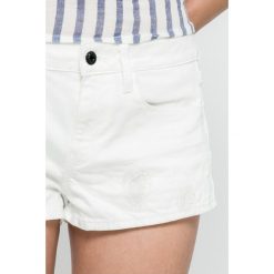 G-Star Raw - Szorty. Białe szorty damskie G-Star RAW, bez wzorów, z elastanu, retro. W wyprzedaży za 159,90 zł.