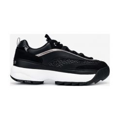 Guess Kaysie 5 Tenisówki Czarny. Czarne trampki i tenisówki damskie Guess, z aplikacjami, z materiału, bez zapięcia. Za 418,95 zł.