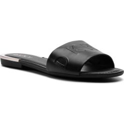 Klapki DKNY - Kam K4802883 Black/Blk. Czarne klapki damskie DKNY, bez wzorów, ze skóry ekologicznej, bez obcasa, na obcasie. Za 559,00 zł.