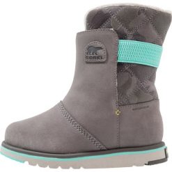 Sorel RYLEE CAMO Śniegowce quarry/dolphin. Szare kozaki dziewczęce Sorel, ze skóry. Za 359,00 zł.