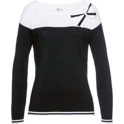 Sweter z dzianiny o gładkim splocie drobnych oczek, z kokardką bonprix czarno-biały. Czarne swetry damskie bonprix, bez wzorów, z dzianiny, z długim rękawem, długie, bez kaptura. Za 84,99 zł.
