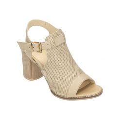 Skórzane sandały w kolorze beżowym. Sandały damskie Clarks, Wojas. W wyprzedaży za 189,95 zł.