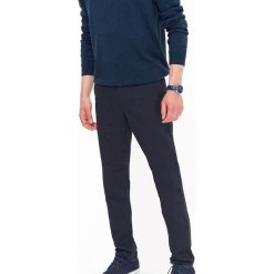 SPODNIE MĘSKIE TYPU CHINO O REGULARNYM KROJU. Czarne chinosy męskie marki Top Secret, m, z bawełny. W wyprzedaży za 39,99 zł.