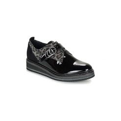 Derby Regard ROCSI V3 VERNIS. Czarne półbuty damskie Regard, bez wzorów, bez obcasa, bez zapięcia. W wyprzedaży za 365,40 zł.