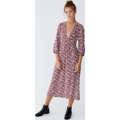 Sukienka midi z węzłem przy dekolcie. Czerwone sukienki damskie z falbanami marki Pull&Bear, na imprezę, midi. Za 79,90 zł.