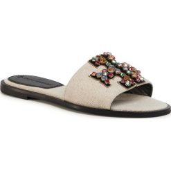 Klapki TORY BURCH - Ines Embellished Slide 73256 Natural/Ambra/Gold 250. Brązowe klapki damskie Tory Burch, z aplikacjami, ze skóry, bez obcasa, na obcasie. W wyprzedaży za 849,00 zł.