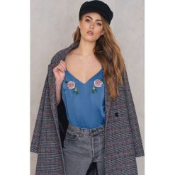NA-KD Krótki top Embroidery Singlet - Blue. Niebieskie topy damskie NA-KD, z haftami, z wiskozy, bez kołnierzyka. W wyprzedaży za 40,18 zł.