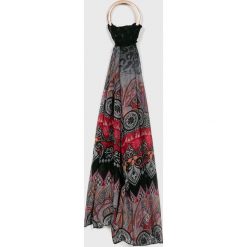 Desigual - Szal. Brązowe szaliki damskie Desigual, z poliesteru. W wyprzedaży za 99,90 zł.