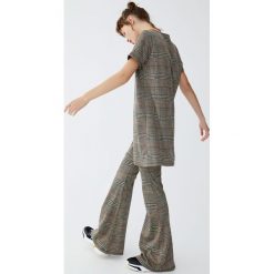 Spodnie dzwony w kratkę. Szare spodnie damskie Pull&Bear. Za 79,90 zł.