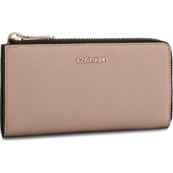 Duży Portfel Damski CALVIN KLEIN - Drive Large Zip Arou K60K604503 007. Brązowe portfele damskie Calvin Klein, ze skóry ekologicznej. Za 299,00 zł.