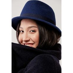 Kapelusz Fedora granatowy 55 cm niebieski. Niebieskie kapelusze damskie na jesień, w paski, z bawełny, eleganckie. Za 187,00 zł.