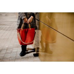 Torebka filcowa KORALOWA z paskiem na skos. Pomarańczowe torebki klasyczne damskie Pakamera. Za 279,00 zł.