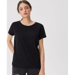 Bawełniany t-shirt z kieszonką - Czarny. Czarne t-shirty damskie marki Sinsay, s, bez wzorów, z bawełny, bez kołnierzyka. Za 14,99 zł.