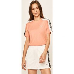Fila - T-shirt. Różowe bluzki damskie Fila, s, z aplikacjami, z bawełny, casualowe, z okrągłym kołnierzem, z krótkim rękawem. Za 149,90 zł.