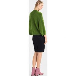 Swetry klasyczne damskie: Moss Copenhagen MELROSE Sweter treetop