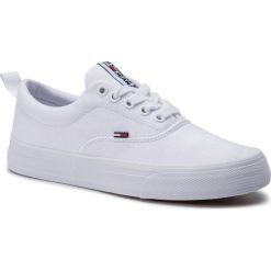 Tenisówki TOMMY JEANS - Classic Tommy Jeans Sneaker EN0EN00540 White 100. Białe półbuty damskie Tommy Jeans, bez wzorów, z jeansu, bez zapięcia. W wyprzedaży za 179,00 zł.