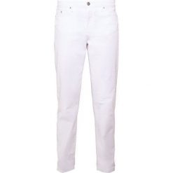 KARL LAGERFELD DISTRESSED GIRLFRIEND Jeansy Slim Fit white denim. Białe jeansy damskie KARL LAGERFELD, z elastanu. W wyprzedaży za 491,40 zł.