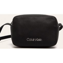 Calvin Klein - Torebka. Czarne listonoszki damskie Calvin Klein, w paski, z poliesteru, na ramię, małe, bez dodatków. Za 299,90 zł.